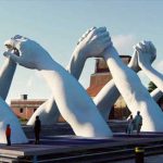 All’Arsenale le nuove mani giganti di Lorenzo Quinn: sono 12 e rappresentano l’aspirazione umana