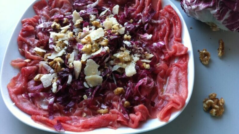 Carpaccio di manzo al radicchio variegato “Bianco Fior di Maserà” con Grana Padano