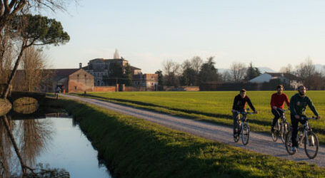 Pedalando nella ‘piccola Olanda’: un itinerario slow tra natura, cultura, relax e gusto.