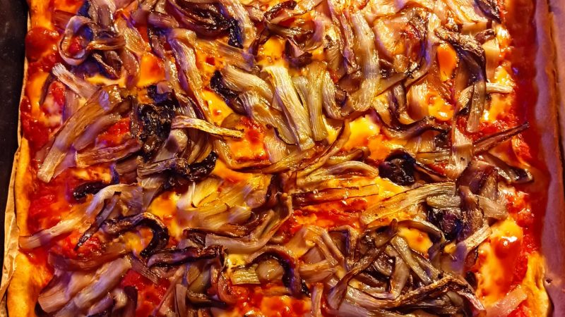 Pizza con scamorza affumicata e radicchio rosso trevigiano